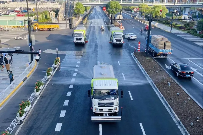 路面见本色丨星空电竞环境新能源环卫装备服务上海进博会！